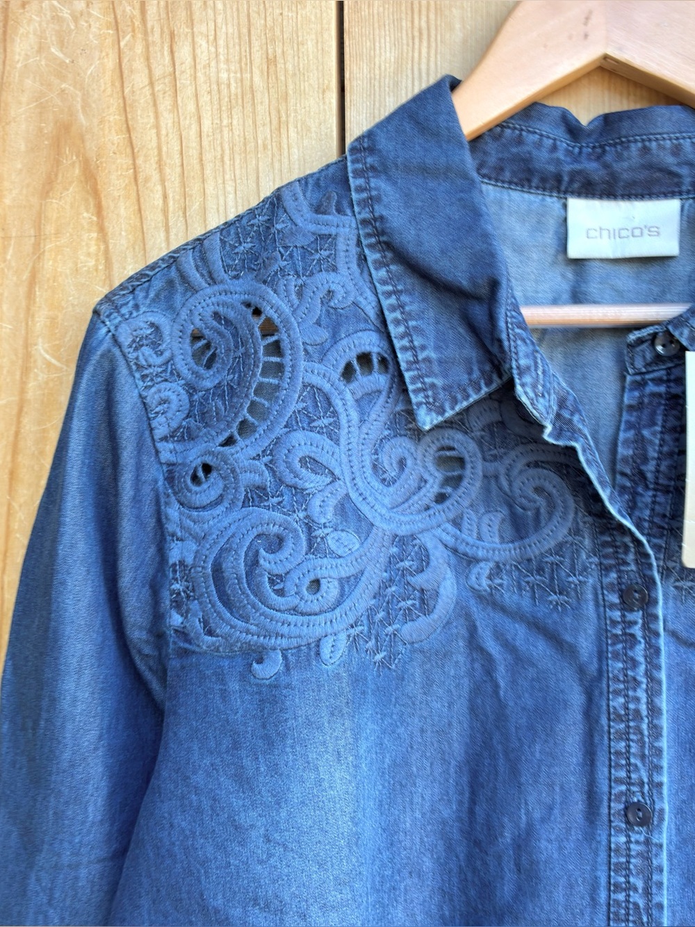 Chico’s NWT Denim Chambray Top Sz 4, XXL